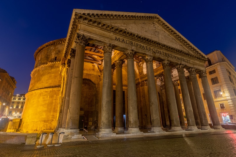 Voorkant en zijkant van het Pantheon in Rome